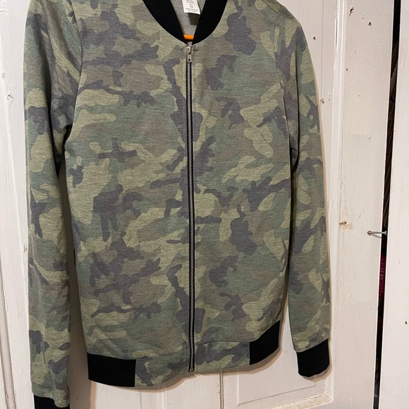 Enough about me. Camo jacket athletic style - Picture 6 of 6